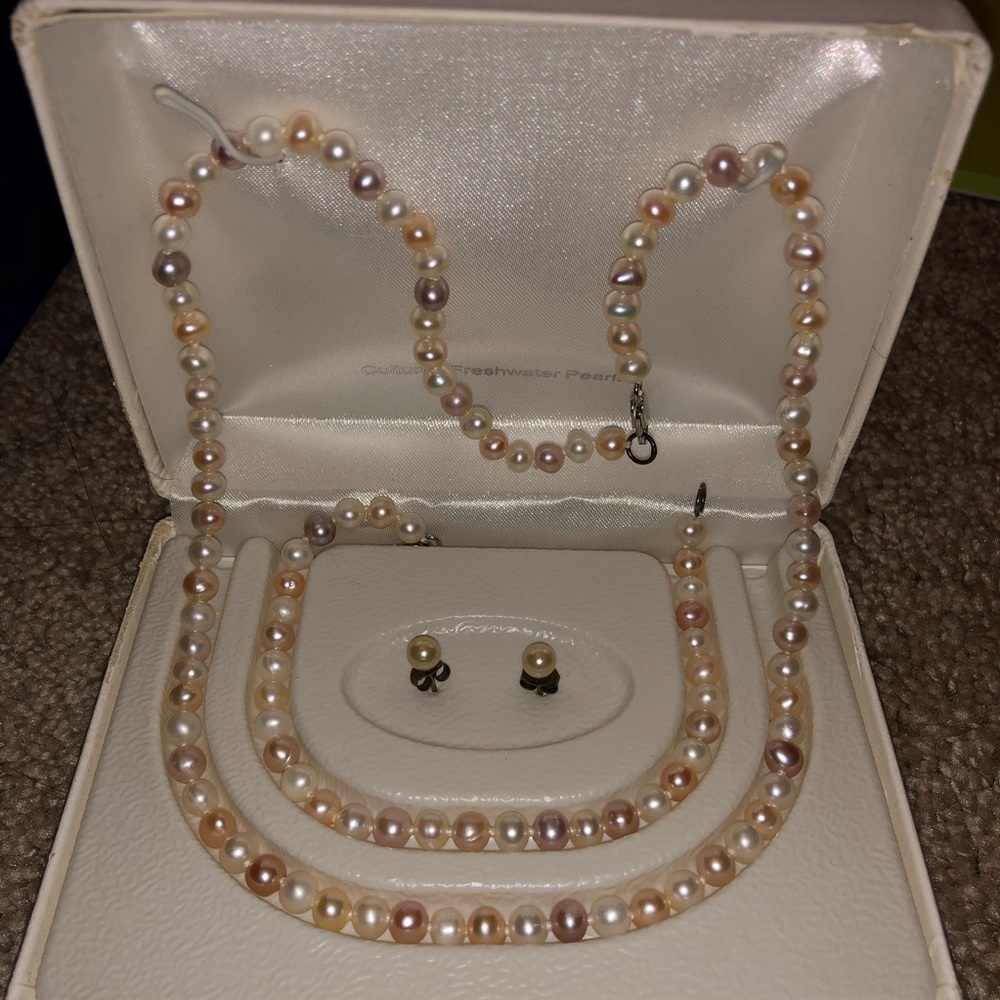 Set of fresh water pearls